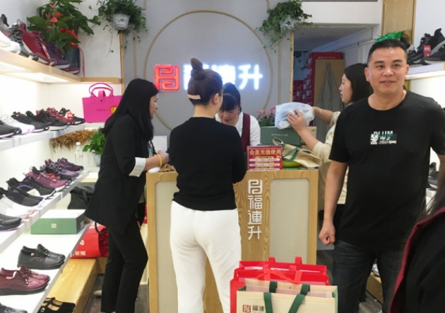 鞋店如何通过“鞋子以旧换新”的活动盈利？