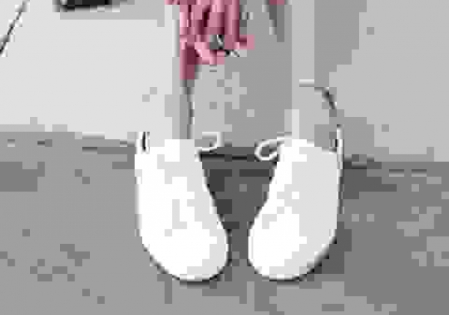 白鞋子发黄有什么办法变白-白色帆布鞋发黄，怎么洗才能变白？