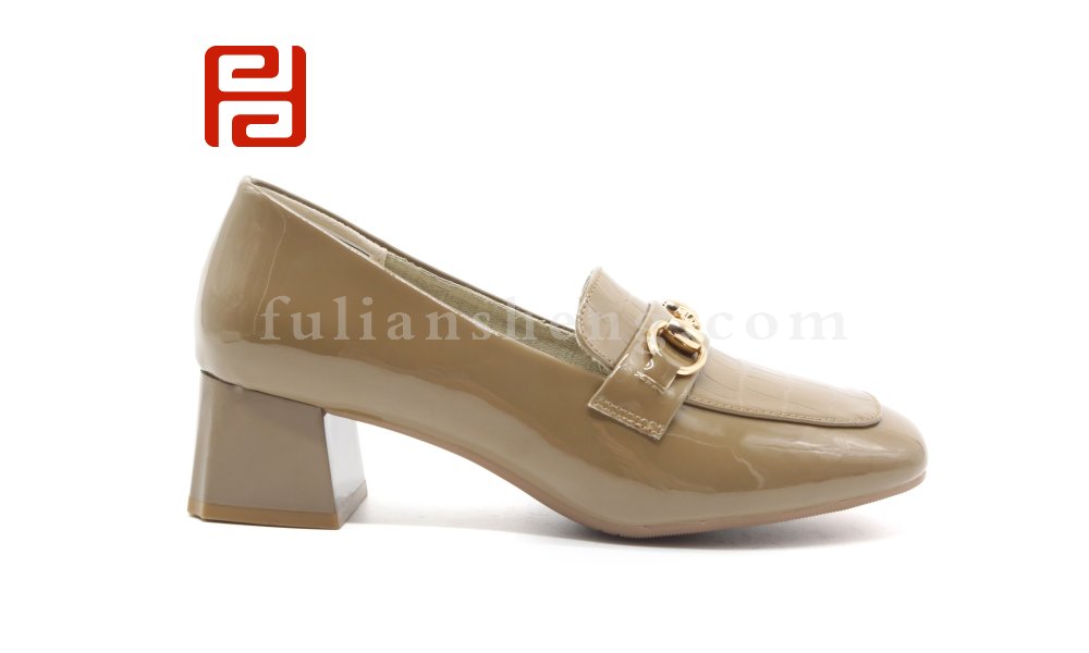 春季新款漆皮亮面粗跟舒适乐福鞋中跟时尚女单鞋